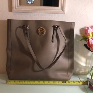 MK shoulder bag taupe in mint condition